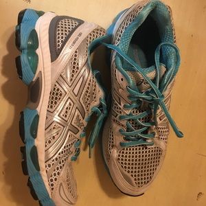 ASICS Gel Nimbus 13. Light blue/silver/white.